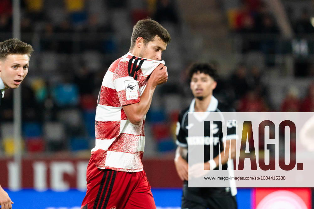 Deutschland: 3. Liga 2026 2027 Fortuna Düsseldorf vs. SC Verl 8. Spieltag 12.10.2026 Merkur Spiel-Arena (Nordrhein-Westfalen) Tim Oberdorf (Fortuna Dusseldorf, 15) Frust Ärger Emotionen Traurig
