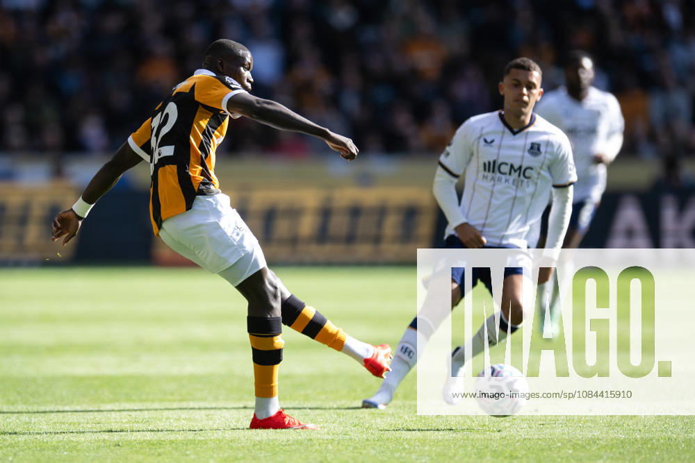 Hull City v Everton Premier League Nobel Mendy of Hull City with a pass ahead of Brennan Johnson of Everton during the Premier League match between Hull City and Everton at the MKM Stadium, Hull. 11 10 2026 UK Newspapers OUT