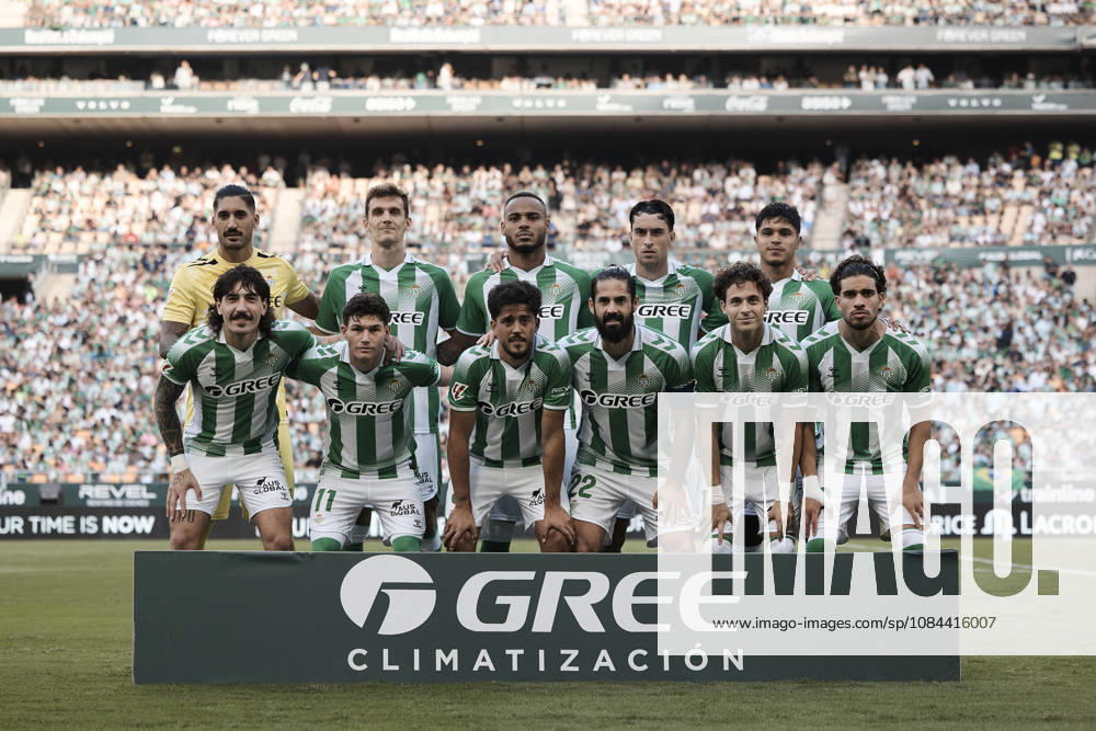 Real Betis and CA Osasuna - LaLiga EA Sports SEVILLA, SPAIN - OCTOBER 11: The Real Betis team line up, Mannschaftsbild, Totale for a photo prior to kick off the LaLiga EA Sports 2026 27 match between Real Betis and CA Osasuna at La Cartuja Stadium on October 11, 2026 in Sevilla, Spain. (Photo by Rafael Roman Photo Players Images Magara Press) Sevilla La Cartuja Stadium Spain
