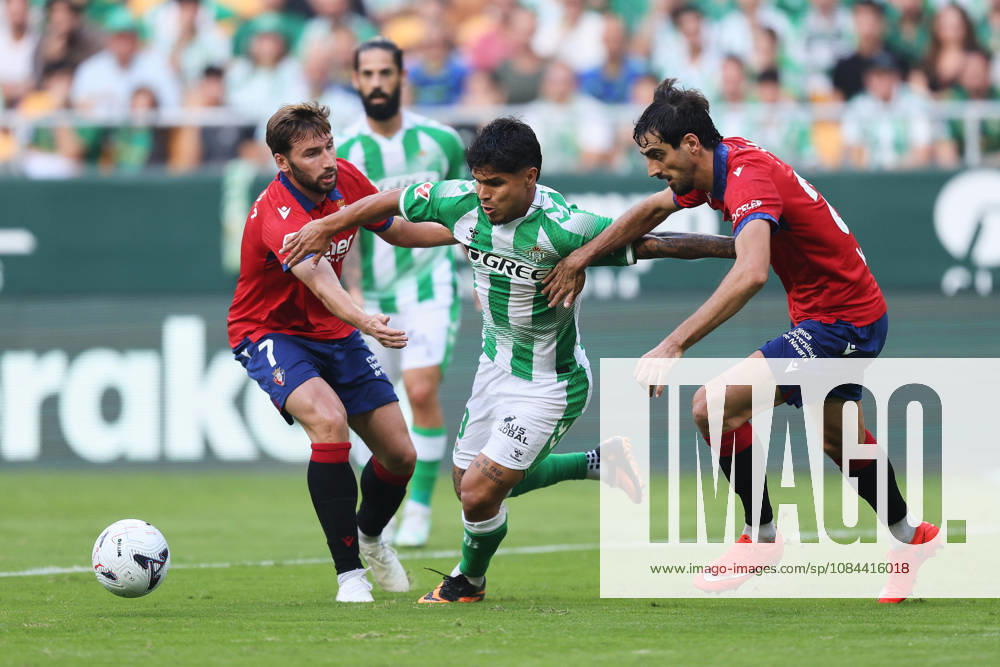 Real Betis and CA Osasuna - LaLiga EA Sports SEVILLA, SPAIN - OCTOBER 11: Cucho Hernandez of Real Betis competes for the ball during the LaLiga EA Sports 2026 27 match between Real Betis and CA Osasuna at La Cartuja Stadium on October 11, 2026 in Sevilla, Spain. (Photo by Rafael Roman Photo Players Images Magara Press) Sevilla La Cartuja Stadium Spain