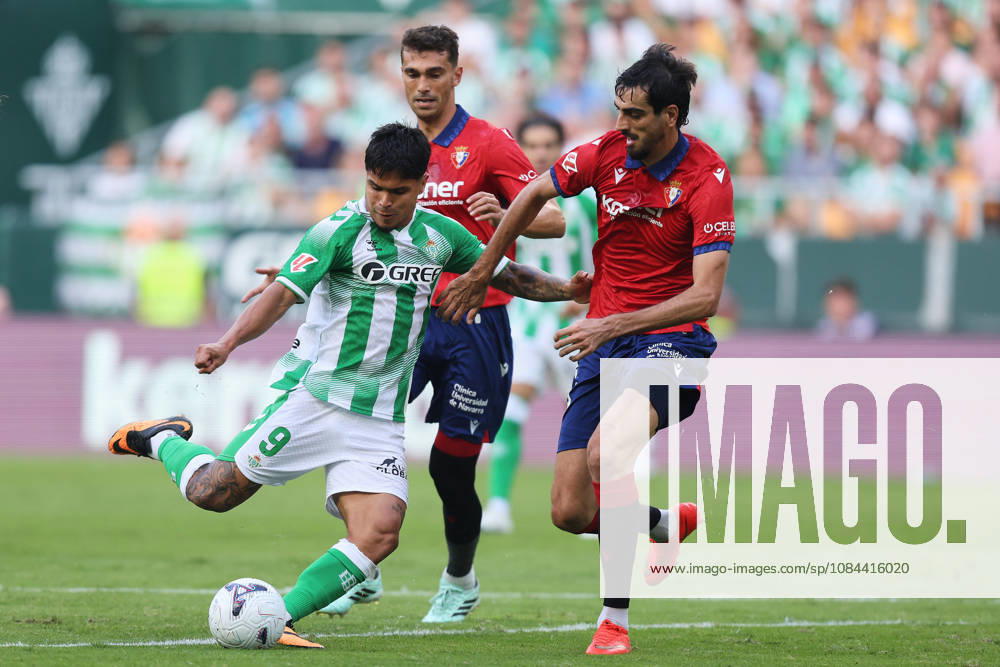 Real Betis and CA Osasuna - LaLiga EA Sports SEVILLA, SPAIN - OCTOBER 11: Cucho Hernandez of Real Betis competes for the ball during the LaLiga EA Sports 2026 27 match between Real Betis and CA Osasuna at La Cartuja Stadium on October 11, 2026 in Sevilla, Spain. (Photo by Rafael Roman Photo Players Images Magara Press) Sevilla La Cartuja Stadium Spain