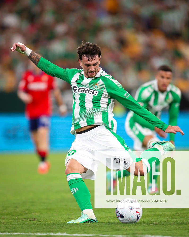 Real Betis and CA Osasuna - LaLiga EA Sports SEVILLA, SPAIN - OCTOBER 11: Troy Parrott of Real Betis Balompie passes the ball during the LaLiga EA Sports 2026 27 match between Real Betis and CA Osasuna at La Cartuja Stadium on October 11, 2026 in Sevilla, Spain. (Photo by Rafael Roman Photo Players Images Magara Press) Sevilla La Cartuja Stadium Spain