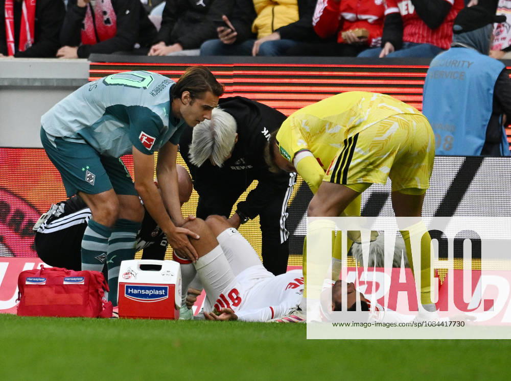 Fussball 1.Bundesliga, 1.FC Koeln - Borussia Mönchengladbach . Ellyes Skhiri ( 1.FC Köln ) verletzt am Boden . Florian Neuhaus , links ( Bor.Mönchengladbach ) und Marvin Schwäbe , rechts ( 1.FC Köln ) Koeln