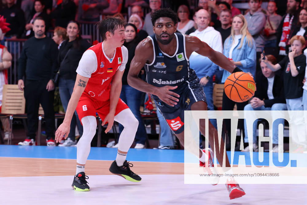 V.l. Jasper Guenther (RheinStars Koeln 06), Carlos Carter (Eisbaeren Bremerhaven 06) GER, RheinStars Koeln vs. Eisbaeren Bremerhaven, Basketball, ProA, 4. Spieltag, Spielzeit 2026 2027, 11.10.2026 GER, RheinStars Koeln vs. Eisbaeren Bremerhaven, Basketball, ProA, 4. Spieltag, Spielzeit 2026 2027, 11.10.2026 RheinStars Koeln