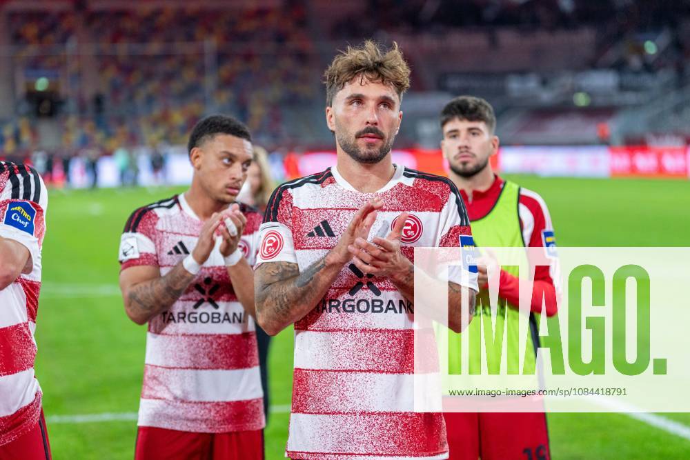 Steven van der Sloot (Fortuna Düsseldorf, 02), Filimon Gerezhiher (Fortuna Düsseldorf, 23) und Fabian Schleusener (Fortuna Düsseldorf, 24) klatschen nach dem Spiel vor der Kurve Fortuna Duesseldorf vs. SC Verl, Fussball, 3.Liga, 8.Spieltag, Saison 2026 27, 12.10.2026, DFL REGULATIONS PROHIBIT ANY USE OF PHOTOGRAPHS AS IMAGE SEQUENCES AND OR QUASI-VIDEO, Fortuna Duesseldorf vs. SC Verl, Fussball, 3.Liga, 8.Spieltag, Saison 2026 27, 12.10.2026 Düsseldorf