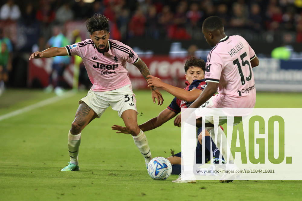 Cagliaris Alessandro Romano (C) and Juventus Pierre Kalulu (R) in action during Italian Serie A soccer match Cagliari calcio vs Juventus FC at the Unipol Domus in Cagliari, Italy, 11 October 2026.ANSA FABIO MURRU Serie A: Cagliari Vs Juventus - ZUMAa110 20261011_zaf_a110_093