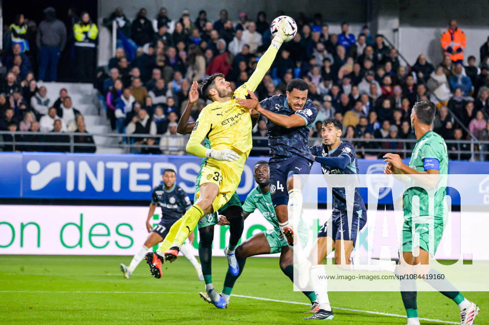 Patrick Beach (ESTAC Troyes) CJ Egan-Riley (OM)