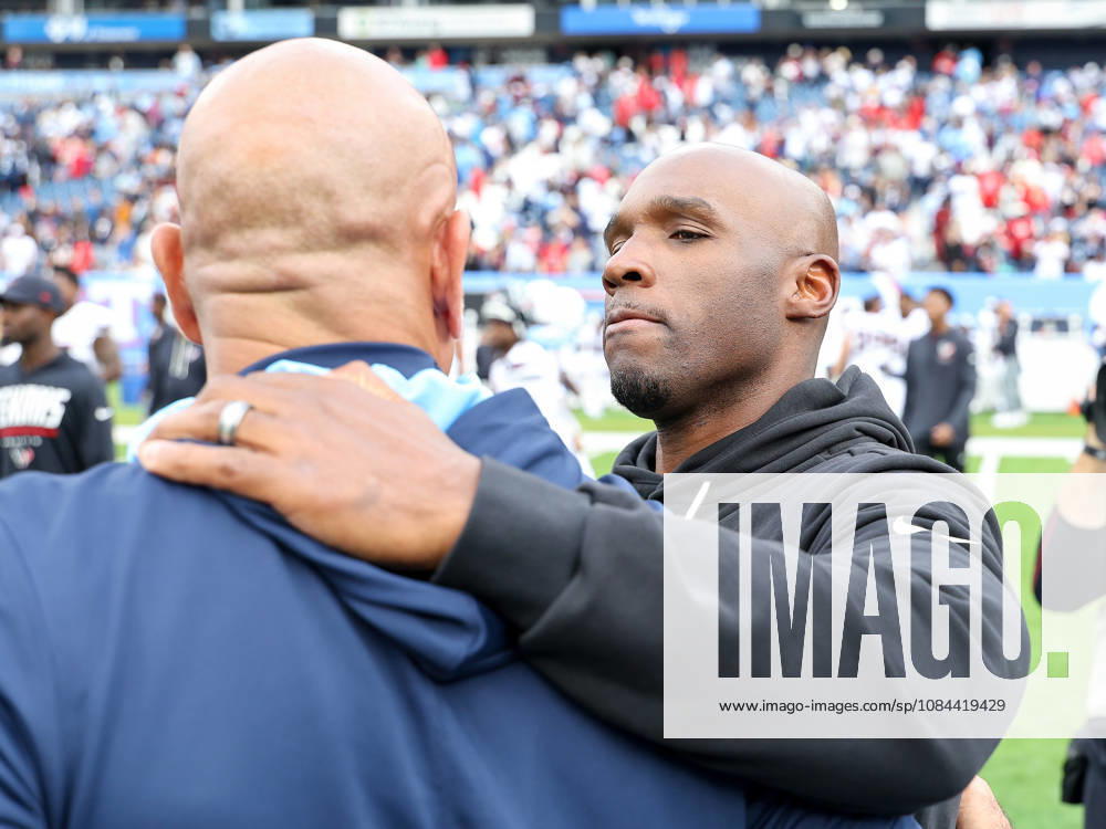 Oct 11, 2026; Nashville, TN, USA; Houston Texans head coach DeMeco Ryans greets Tennessee Titans head coach Robert Saleh at midfield after the NFL, American Football Herren, USA regular season game between the Houston Texans and Tennessee Titans at Nissan Stadium. Mandatory Credit: -Cal Media NFL 2026: Texans Vs Titans OCT 11 - ZUMAc04_ 20261011_zma_c04_080