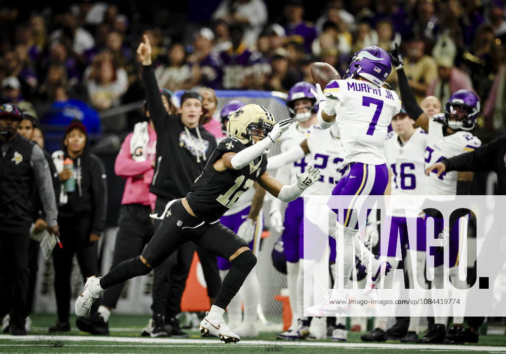 NEW ORLEANS, LA - OCTOBER 11: Byron Murphy 7 of the Minnesota Vikings intercepts a pass intended for Chris Olave 12 of the New Orleans Saints during the second half of a game at Caesars Superdome on October 11, 2026, in New Orleans, Louisiana. (Photo by Derick Hingle Icon Sportswire) NFL, American Football Herren, USA OCT 11 Vikings at Saints Icon126261011004