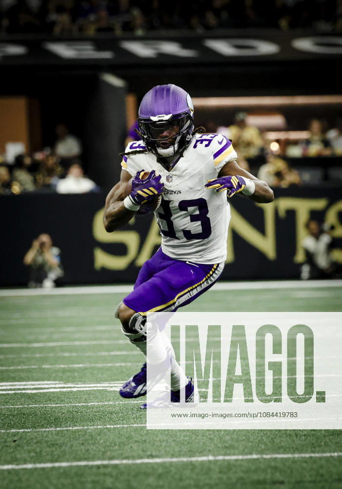 NEW ORLEANS, LA - OCTOBER 11: Aaron Jones 33 of the Minnesota Vikings runs against the New Orleans Saints during the second half of a game at Caesars Superdome on October 11, 2026, in New Orleans, Louisiana. (Photo by Derick Hingle Icon Sportswire) NFL, American Football Herren, USA OCT 11 Vikings at Saints Icon126261011015