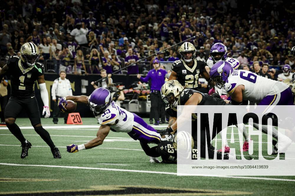 NEW ORLEANS, LA - OCTOBER 11: Aaron Jones 33 of the Minnesota Vikings dives forward for a touchdown as Julian Blackmon 23 of the New Orleans Saints attempts to make a tackle during the second half of a game at Caesars Superdome on October 11, 2026, in New Orleans, Louisiana. (Photo by Derick Hingle Icon Sportswire) NFL, American Football Herren, USA OCT 11 Vikings at Saints Icon126261011019