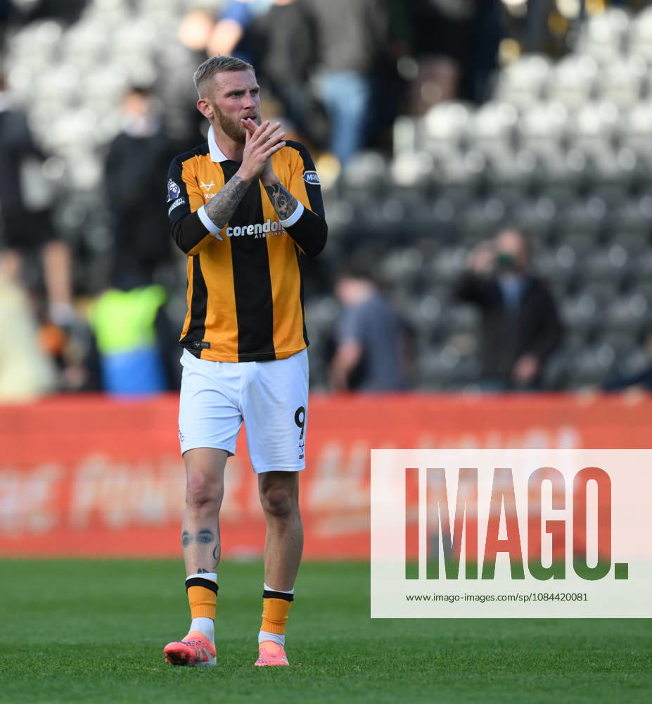 Hull City v Everton Premier League Hull City s Oli McBurnie applauds their fans at full time during the Premier League match at the MKM Stadium, Hull 11 10 2026 UK Newspapers OUT