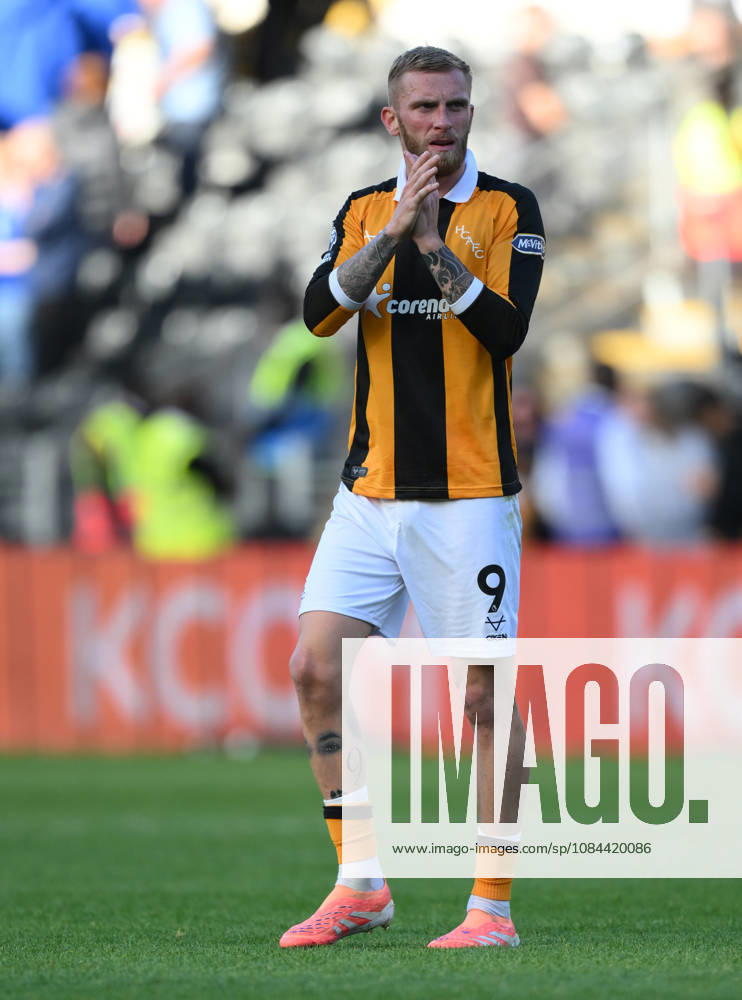 Hull City v Everton Premier League Hull City s Oli McBurnie applauds their fans at full time during the Premier League match at the MKM Stadium, Hull 11 10 2026 UK Newspapers OUT