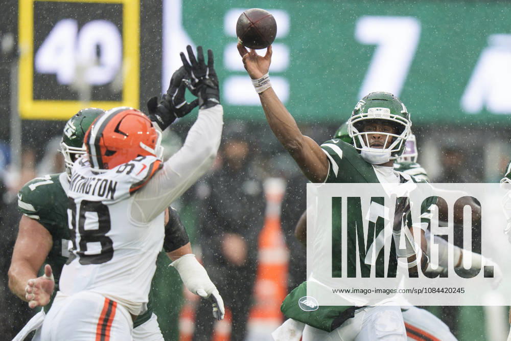 Oct 11, 2026; East Rutherford, NJ, USA; New York Jets quarterback Geno Smith (7) throws the ball while under pressure by Cleveland Browns defensive end Adin Huntington (98) during an NFL, American Football Herren, USA game at MetLife Stadium. Mandatory Credit: -Cal Media NFL 2026: Browns Vs Jets OCT 11 - ZUMAc04_ 20261011_zma_c04_084