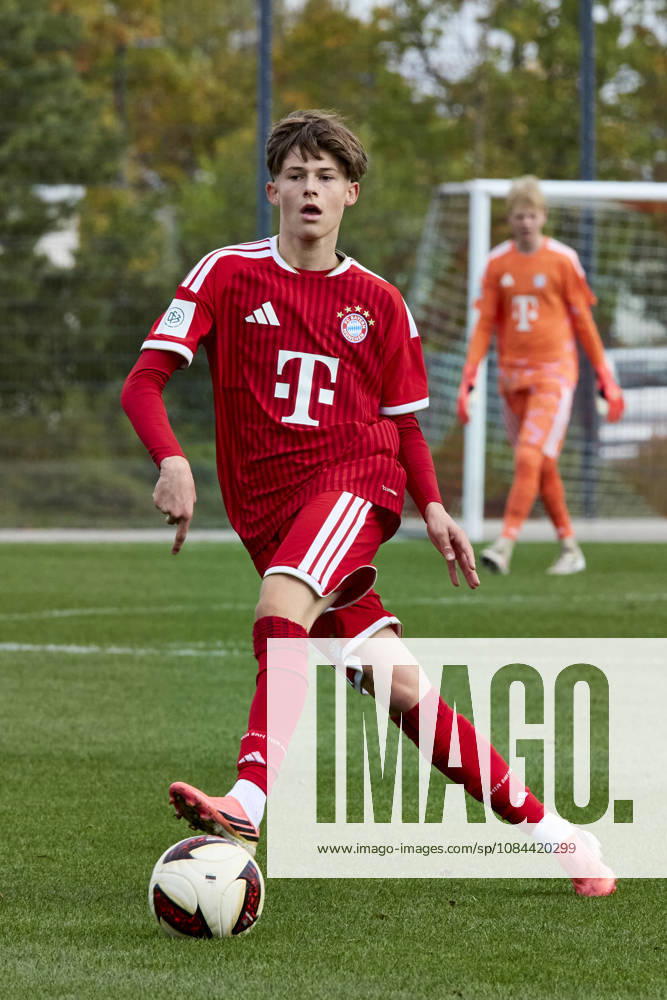 B-Junioren Bundesliga DFB-Nachwuchsliga, FC Bayern München U17, U 17 vs FC Augsburg (U17), München FC Bayern, München FC Bayern (U17), Augsburg FC, Augsburg FC (U17), 2026-10-11 in München (FC Bayern Campus) HERBER Niklas (FC Bayern München (U17) Rechter Verteidiger Nr2-FCB2) sportworld München FC Bayern Campus Bayern Deutschland