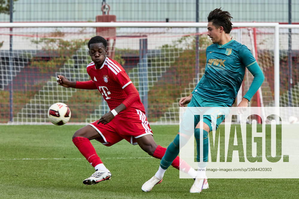 B-Junioren Bundesliga DFB-Nachwuchsliga, FC Bayern München U17, U 17 vs FC Augsburg (U17), München FC Bayern, München FC Bayern (U17), Augsburg FC, Augsburg FC (U17), 2026-10-11 in München (FC Bayern Campus) NDUKA Cephas Joyce (FC Bayern München (U17) Innenverteidiger Nr5-FCB5), KÖSLER Maximilian (FC Augsburg (U17) Abwehr Nr29-FCA29) sportworld München FC Bayern Campus Bayern Deutschland