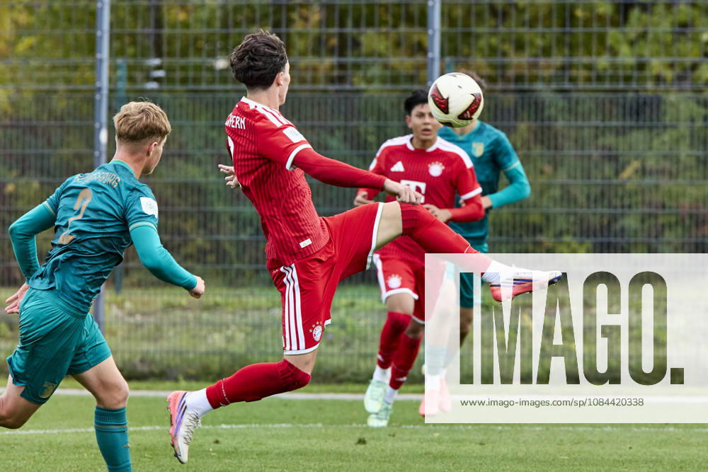 B-Junioren Bundesliga DFB-Nachwuchsliga, FC Bayern München U17, U 17 vs FC Augsburg (U17), München FC Bayern, München FC Bayern (U17), Augsburg FC, Augsburg FC (U17), 2026-10-11 in München (FC Bayern Campus) KRASNIQI Florent (FC Bayern München (U17) Rechtsaußen Nr9-FCB9) sportworld München FC Bayern Campus Bayern Deutschland