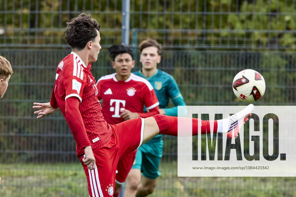 B-Junioren Bundesliga DFB-Nachwuchsliga, FC Bayern München U17, U 17 vs FC Augsburg (U17), München FC Bayern, München FC Bayern (U17), Augsburg FC, Augsburg FC (U17), 2026-10-11 in München (FC Bayern Campus) KRASNIQI Florent (FC Bayern München (U17) Rechtsaußen Nr9-FCB9) sportworld München FC Bayern Campus Bayern Deutschland