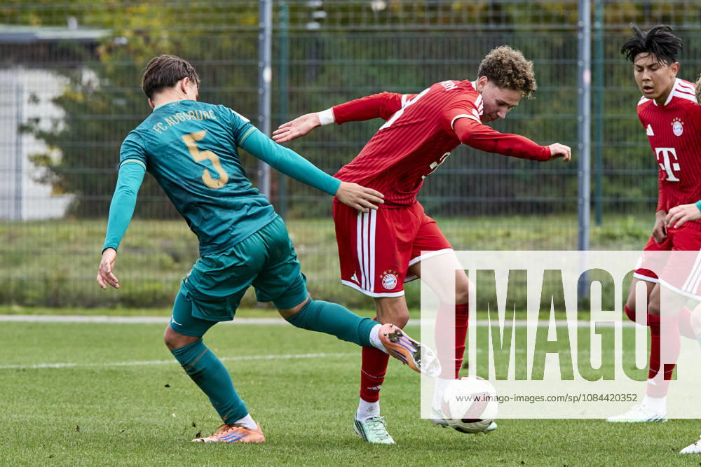 B-Junioren Bundesliga DFB-Nachwuchsliga, FC Bayern München U17, U 17 vs FC Augsburg (U17), München FC Bayern, München FC Bayern (U17), Augsburg FC, Augsburg FC (U17), 2026-10-11 in München (FC Bayern Campus) CIGLAR Roko (FC Bayern München (U17) Zentrales Mittelfeld Nr8-FCB8), MATZ Maximilian (FC Augsburg (U17) Innenverteidiger Nr5-FCA5) sportworld München FC Bayern Campus Bayern Deutschland