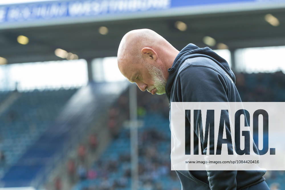 Trainer Uwe Roesler (VfL Bochum) enttaeuscht waehrend des Spiels der 2. Bundesliga zwischen VfL Bochum und Arminia Bielefeld, Ruhrstadion am 11. October 2026 in Bochum, Deutschland. (Foto von Mario Hommes DeFodi Images) +++ Trainer Uwe Roesler (VfL Bochum) looks dejected during the 2nd Bundesliga match between VfL Bochum and Arminia Bielefeld at Vonovia Ruhrstadion on October 11, 2026 in Bochum, Germany. (Photo by Mario Hommes DeFodi Images) DFB DFL REGULATIONS PROHIBIT ANY USE OF PHOTOGRAPHS AS IMAGE SEQUENCES AND OR QUASI-VIDEO. (Photo by Mario Hommes DeFodi Images) -
