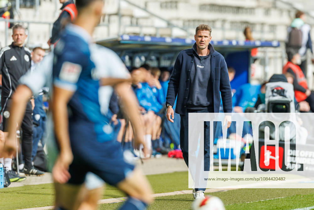 Trainer Oliver Kirch (DSC Arminia Bielefeld) schaut waehrend des Spiels der 2. Bundesliga zwischen VfL Bochum und Arminia Bielefeld, Ruhrstadion am 11. October 2026 in Bochum, Deutschland. (Foto von Mario Hommes DeFodi Images) +++ Trainer Oliver Kirch (DSC Arminia Bielefeld) looks on during the 2nd Bundesliga match between VfL Bochum and Arminia Bielefeld at Vonovia Ruhrstadion on October 11, 2026 in Bochum, Germany. (Photo by Mario Hommes DeFodi Images) DFB DFL REGULATIONS PROHIBIT ANY USE OF PHOTOGRAPHS AS IMAGE SEQUENCES AND OR QUASI-VIDEO. (Photo by Mario Hommes DeFodi Images) -