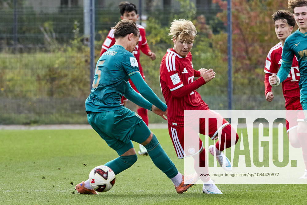 B-Junioren Bundesliga DFB-Nachwuchsliga, FC Bayern München U17, U 17 vs FC Augsburg (U17), München FC Bayern, München FC Bayern (U17), Augsburg FC, Augsburg FC (U17), 2026-10-11 in München (FC Bayern Campus) MAHR Maximilian (FC Bayern München (U17) Zentrales Mittelfeld Nr14-FCB14), MATZ Maximilian (FC Augsburg (U17) Innenverteidiger Nr5-FCA5) sportworld München FC Bayern Campus Bayern Deutschland