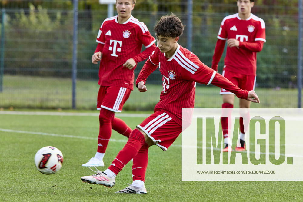 B-Junioren Bundesliga DFB-Nachwuchsliga, FC Bayern München U17, U 17 vs FC Augsburg (U17), München FC Bayern, München FC Bayern (U17), Augsburg FC, Augsburg FC (U17), 2026-10-11 in München (FC Bayern Campus) ETÜZ Atakan (FC Bayern München (U17) Linker Verteidiger Nr3-FCB3) sportworld München FC Bayern Campus Bayern Deutschland