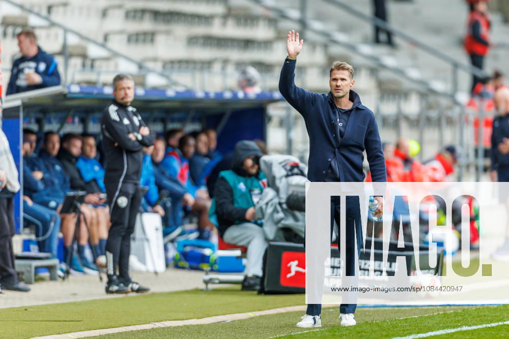 Trainer Oliver Kirch (DSC Arminia Bielefeld) gestikuliert, Gestik waehrend des Spiels der 2. Bundesliga zwischen VfL Bochum und Arminia Bielefeld, Ruhrstadion am 11. October 2026 in Bochum, Deutschland. (Foto von Mario Hommes DeFodi Images) +++ Trainer Oliver Kirch (DSC Arminia Bielefeld) gestures during the 2nd Bundesliga match between VfL Bochum and Arminia Bielefeld at Vonovia Ruhrstadion on October 11, 2026 in Bochum, Germany. (Photo by Mario Hommes DeFodi Images) DFB DFL REGULATIONS PROHIBIT ANY USE OF PHOTOGRAPHS AS IMAGE SEQUENCES AND OR QUASI-VIDEO. (Photo by Mario Hommes DeFodi Images) -