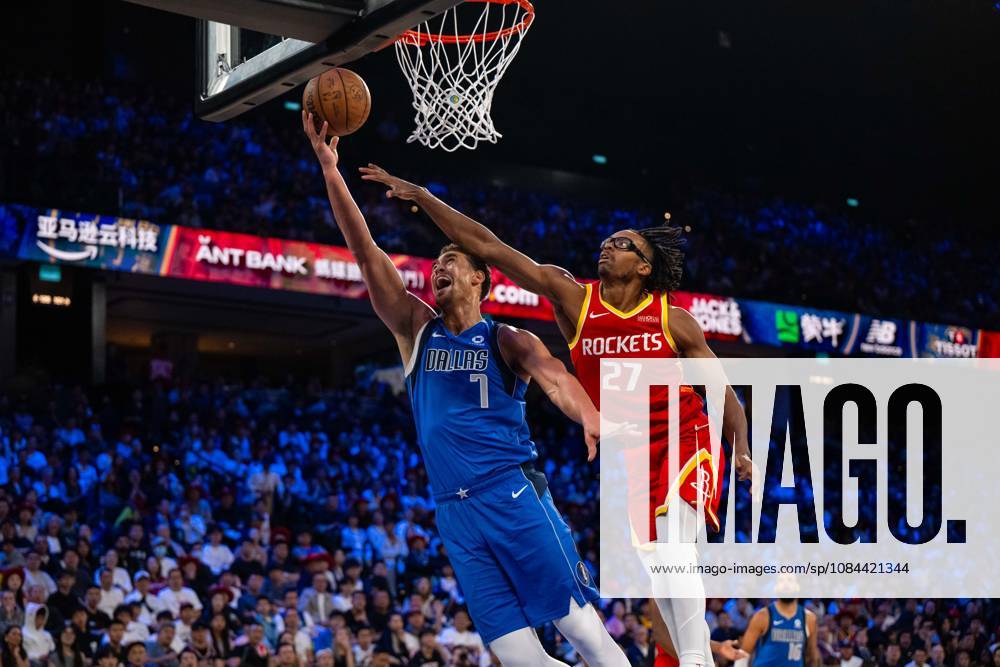 (261011) -- MACAO, Oct. 11, 2026 -- Dwight Powell (L) of Dallas Mavericks goes for a layup during the 2026-2027 NBA, Basketball Herren, USA preseason game between Dallas Mavericks and Houston Rockets in Macao, south China, on Oct. 11, 2026. ) (SP)CHINA-MACAO-BASKETBALL-NBA PRESEASON-ROCKETS VS MAVERICKS (CN) CheongxKamxKa