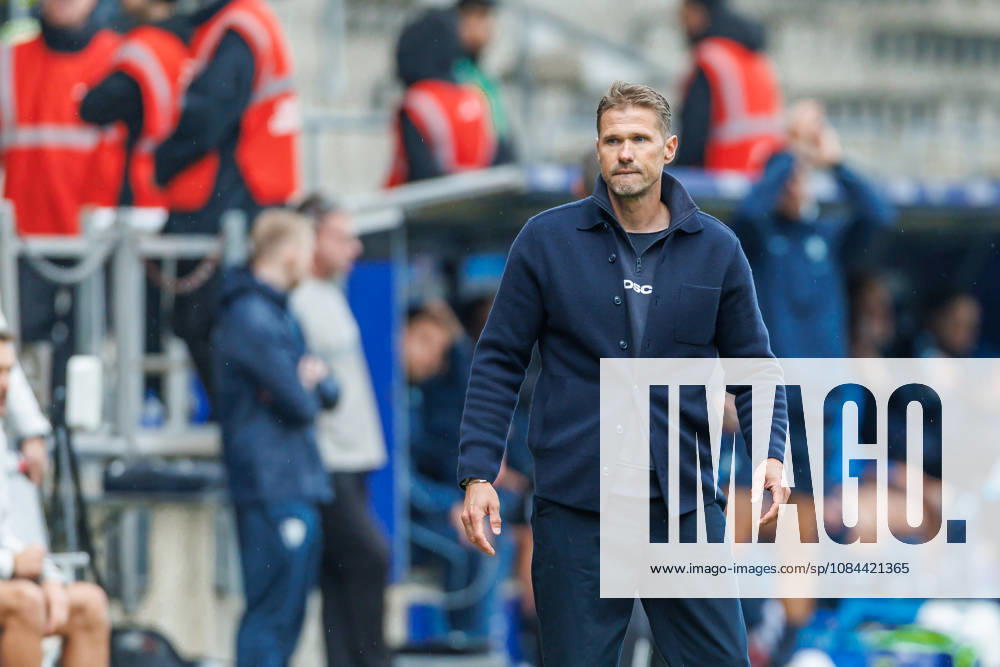 Trainer Oliver Kirch (DSC Arminia Bielefeld) schaut waehrend des Spiels der 2. Bundesliga zwischen VfL Bochum und Arminia Bielefeld, Ruhrstadion am 11. October 2026 in Bochum, Deutschland. (Foto von Mario Hommes DeFodi Images) +++ Trainer Oliver Kirch (DSC Arminia Bielefeld) looks on during the 2nd Bundesliga match between VfL Bochum and Arminia Bielefeld at Vonovia Ruhrstadion on October 11, 2026 in Bochum, Germany. (Photo by Mario Hommes DeFodi Images) DFB DFL REGULATIONS PROHIBIT ANY USE OF PHOTOGRAPHS AS IMAGE SEQUENCES AND OR QUASI-VIDEO. (Photo by Mario Hommes DeFodi Images) -