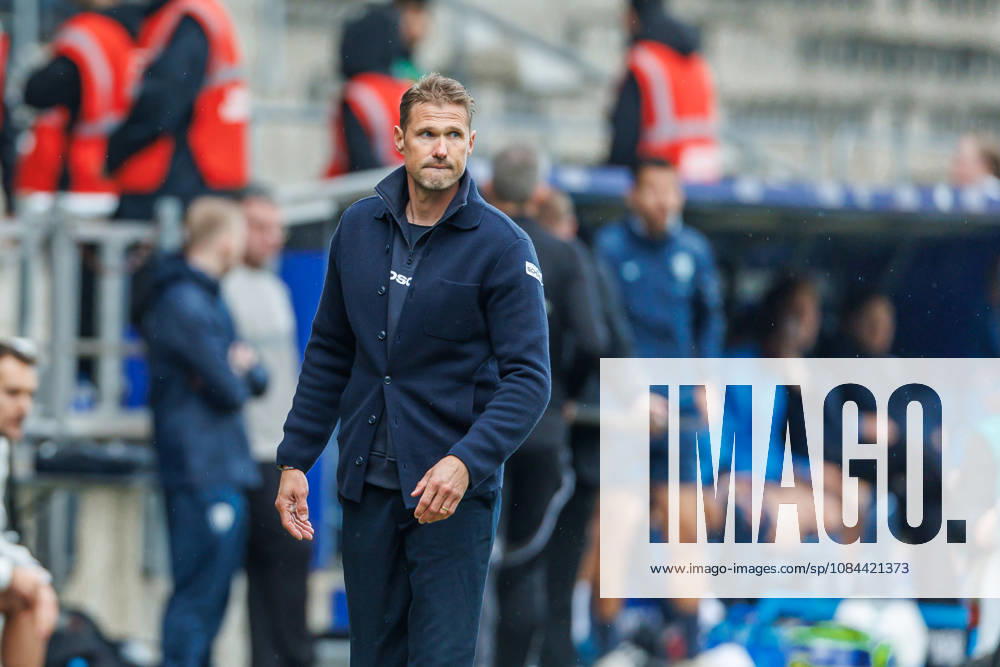 Trainer Oliver Kirch (DSC Arminia Bielefeld) schaut waehrend des Spiels der 2. Bundesliga zwischen VfL Bochum und Arminia Bielefeld, Ruhrstadion am 11. October 2026 in Bochum, Deutschland. (Foto von Mario Hommes DeFodi Images) +++ Trainer Oliver Kirch (DSC Arminia Bielefeld) looks on during the 2nd Bundesliga match between VfL Bochum and Arminia Bielefeld at Vonovia Ruhrstadion on October 11, 2026 in Bochum, Germany. (Photo by Mario Hommes DeFodi Images) DFB DFL REGULATIONS PROHIBIT ANY USE OF PHOTOGRAPHS AS IMAGE SEQUENCES AND OR QUASI-VIDEO. (Photo by Mario Hommes DeFodi Images) -