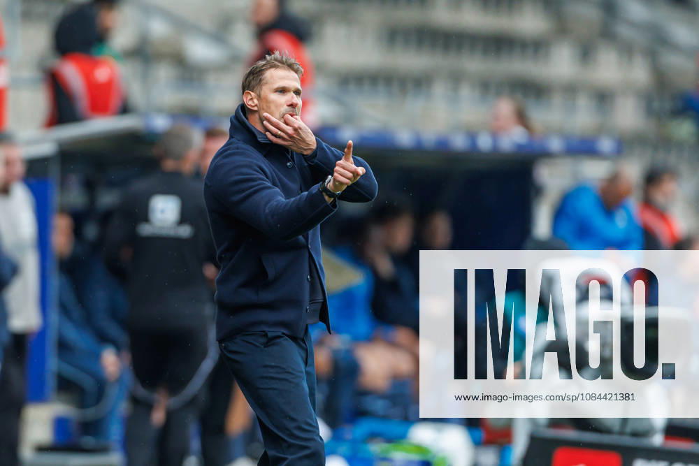 Trainer Oliver Kirch (DSC Arminia Bielefeld) gestikuliert, Gestik waehrend des Spiels der 2. Bundesliga zwischen VfL Bochum und Arminia Bielefeld, Ruhrstadion am 11. October 2026 in Bochum, Deutschland. (Foto von Mario Hommes DeFodi Images) +++ Trainer Oliver Kirch (DSC Arminia Bielefeld) gestures during the 2nd Bundesliga match between VfL Bochum and Arminia Bielefeld at Vonovia Ruhrstadion on October 11, 2026 in Bochum, Germany. (Photo by Mario Hommes DeFodi Images) DFB DFL REGULATIONS PROHIBIT ANY USE OF PHOTOGRAPHS AS IMAGE SEQUENCES AND OR QUASI-VIDEO. (Photo by Mario Hommes DeFodi Images) -