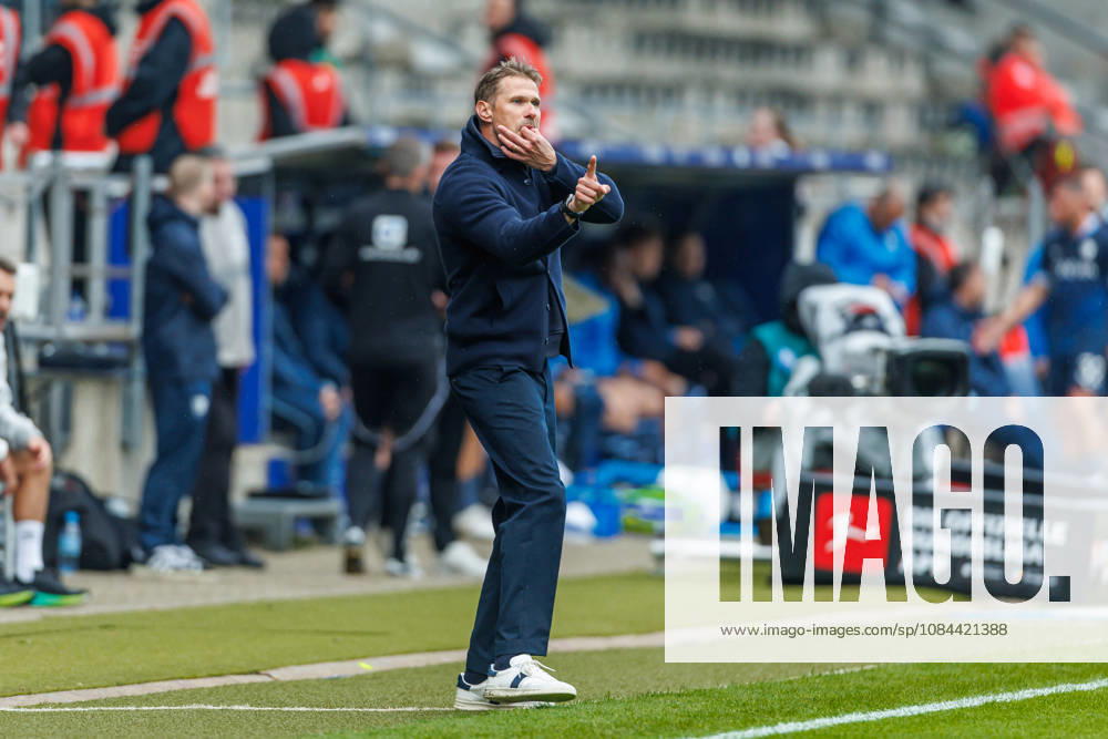Trainer Oliver Kirch (DSC Arminia Bielefeld) gestikuliert, Gestik waehrend des Spiels der 2. Bundesliga zwischen VfL Bochum und Arminia Bielefeld, Ruhrstadion am 11. October 2026 in Bochum, Deutschland. (Foto von Mario Hommes DeFodi Images) +++ Trainer Oliver Kirch (DSC Arminia Bielefeld) gestures during the 2nd Bundesliga match between VfL Bochum and Arminia Bielefeld at Vonovia Ruhrstadion on October 11, 2026 in Bochum, Germany. (Photo by Mario Hommes DeFodi Images) DFB DFL REGULATIONS PROHIBIT ANY USE OF PHOTOGRAPHS AS IMAGE SEQUENCES AND OR QUASI-VIDEO. (Photo by Mario Hommes DeFodi Images) -