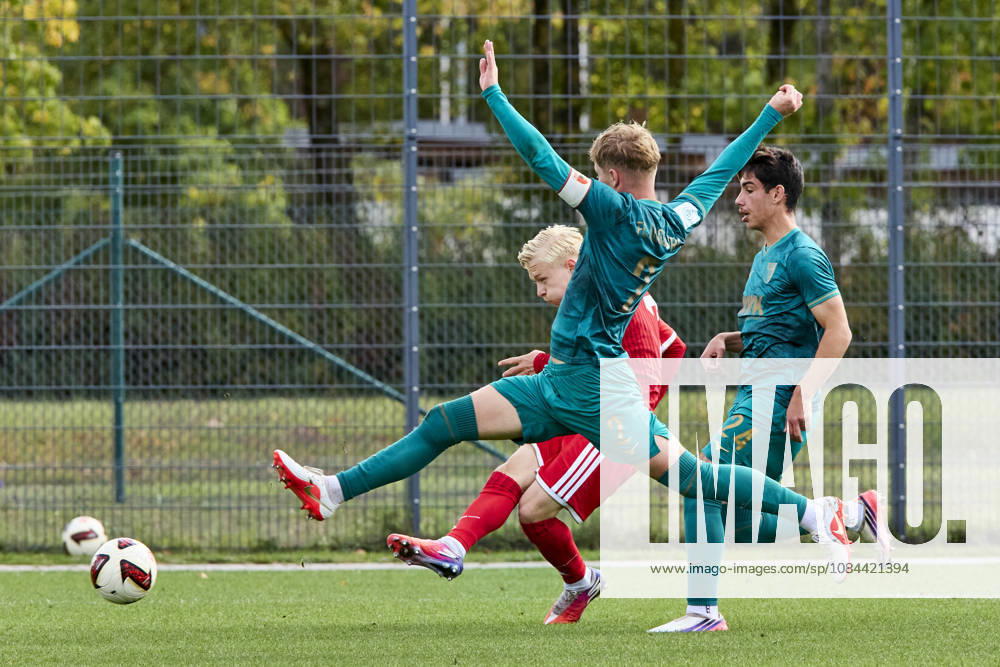 B-Junioren Bundesliga DFB-Nachwuchsliga, FC Bayern München U17, U 17 vs FC Augsburg (U17), München FC Bayern, München FC Bayern (U17), Augsburg FC, Augsburg FC (U17), 2026-10-11 in München (FC Bayern Campus) LUDWIG Linus (FC Bayern München (U17) Linksaußen Nr7-FCB7), HUBER Fynn (FC Augsburg (U17) Innenverteidiger Nr2-FCA2), AYARI Rami (FC Augsburg (U17) Linker Verteidiger Nr24-FCA24) sportworld München FC Bayern Campus Bayern Deutschland
