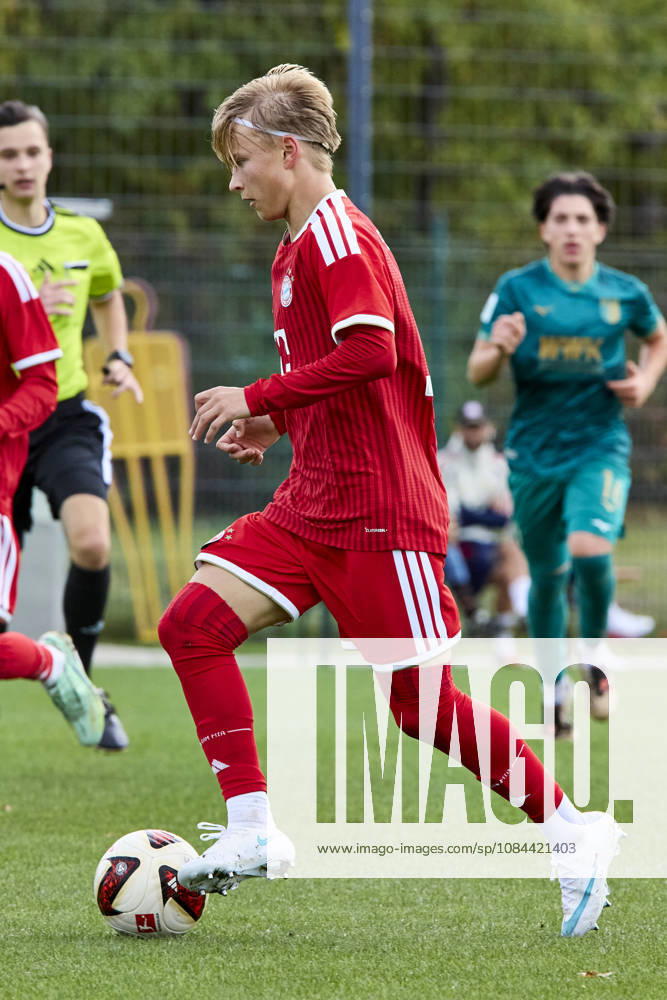 B-Junioren Bundesliga DFB-Nachwuchsliga, FC Bayern München U17, U 17 vs FC Augsburg (U17), München FC Bayern, München FC Bayern (U17), Augsburg FC, Augsburg FC (U17), 2026-10-11 in München (FC Bayern Campus) MAHR Maximilian (FC Bayern München (U17) Zentrales Mittelfeld Nr14-FCB14) sportworld München FC Bayern Campus Bayern Deutschland