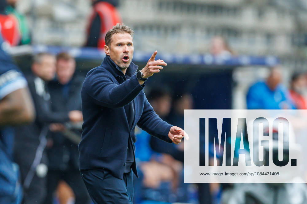 Trainer Oliver Kirch (DSC Arminia Bielefeld) gestikuliert, Gestik waehrend des Spiels der 2. Bundesliga zwischen VfL Bochum und Arminia Bielefeld, Ruhrstadion am 11. October 2026 in Bochum, Deutschland. (Foto von Mario Hommes DeFodi Images) +++ Trainer Oliver Kirch (DSC Arminia Bielefeld) gestures during the 2nd Bundesliga match between VfL Bochum and Arminia Bielefeld at Vonovia Ruhrstadion on October 11, 2026 in Bochum, Germany. (Photo by Mario Hommes DeFodi Images) DFB DFL REGULATIONS PROHIBIT ANY USE OF PHOTOGRAPHS AS IMAGE SEQUENCES AND OR QUASI-VIDEO. (Photo by Mario Hommes DeFodi Images) -