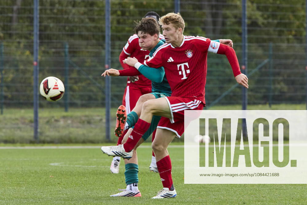 B-Junioren Bundesliga DFB-Nachwuchsliga, FC Bayern München U17, U 17 vs FC Augsburg (U17), München FC Bayern, München FC Bayern (U17), Augsburg FC, Augsburg FC (U17), 2026-10-11 in München (FC Bayern Campus) SCHREYER Tim (FC Bayern München (U17) Innenverteidiger Nr4-FCB4), GEORGIEV Bojan (FC Augsburg (U17) Sturm Nr20-FCA20) sportworld München FC Bayern Campus Bayern Deutschland