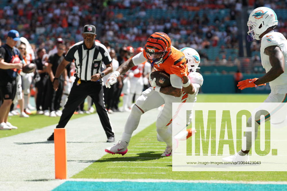 MIAMI GARDENS, FL - OCTOBER 11: Cincinnati Bengals running back Chase Brown (30) cant get to the end zone as he runs after a catch during the NFL, American Football Herren, USA game between the Cincinnati Bengals and the Miami Dolphins on Sunday, October 11, 2026 at Hard Rcok Stadium in Miami Gardens, FL (Photo by Peter Joneleit Icon Sportswire) NFL: OCT 11 Bengals at Dolphins Icon2601011004