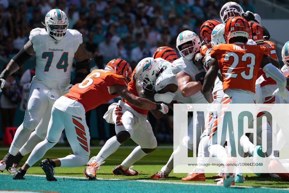 MIAMI GARDENS, FL - OCTOBER 11: Miami Dolphins running back Ollie Gordon II (0) muwscles his way into the end zone for a touchdown during the NFL, American Football Herren, USA game between the Cincinnati Bengals and the Miami Dolphins on Sunday, October 11, 2026 at Hard Rcok Stadium in Miami Gardens, FL (Photo by Peter Joneleit Icon Sportswire) NFL: OCT 11 Bengals at Dolphins Icon2601011006