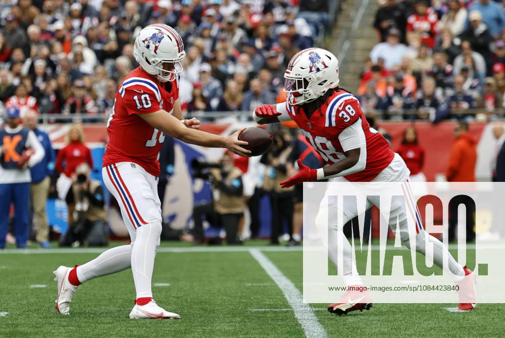 FOXBOROUGH, MA - OCTOBER 11: Rhamondre Stevenson 38 of the New England Patriots takes the ball from Drake Maye 10 of the New England Patriots during a game between the New England Patriots and the Las Vegas Raiders on October 11, 2026, at Gillette Stadium in Foxborough, Massachusetts. (Photo by Fred Kfoury III Icon Sportswire) NFL, American Football Herren, USA OCT 11 Raiders at Patriots Icon482261011001
