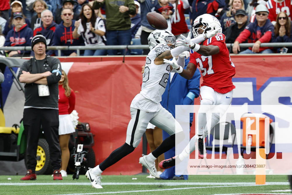 FOXBOROUGH, MA - OCTOBER 11: Darien Porter 26 of the Las Vegas Raiders breaks up a pass for Romeo Doubs 87 of the New England Patriots during a game between the New England Patriots and the Las Vegas Raiders on October 11, 2026, at Gillette Stadium in Foxborough, Massachusetts. (Photo by Fred Kfoury III Icon Sportswire) NFL, American Football Herren, USA OCT 11 Raiders at Patriots Icon482261011012