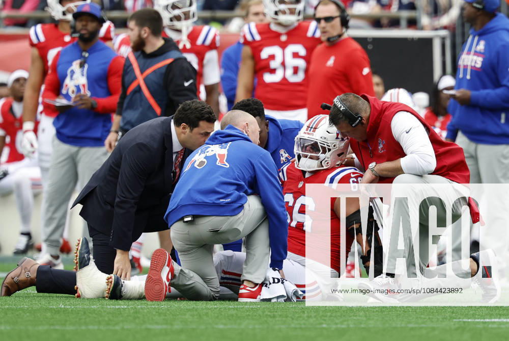 FOXBOROUGH, MA - OCTOBER 11: New England Patriots head coach Mike Vrabel checks on an injured Will Campbell 66 of the New England Patriots during a game between the New England Patriots and the Las Vegas Raiders on October 11, 2026, at Gillette Stadium in Foxborough, Massachusetts. (Photo by Fred Kfoury III Icon Sportswire) NFL, American Football Herren, USA OCT 11 Raiders at Patriots Icon482261011013