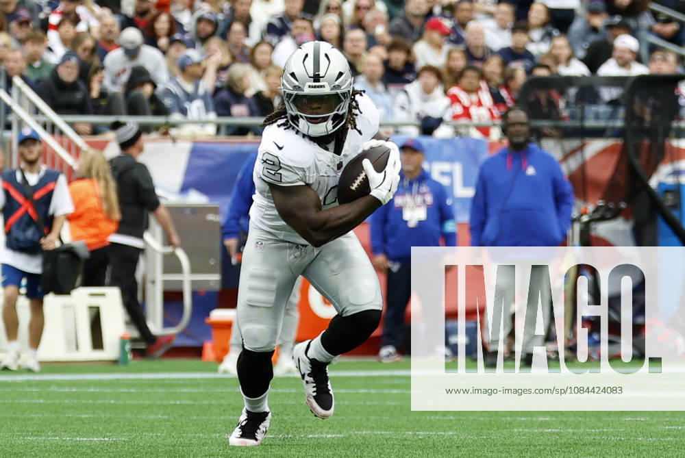 FOXBOROUGH, MA - OCTOBER 11: Ashton Jeanty 2 of the Las Vegas Raiders turns after a catch during a game between the New England Patriots and the Las Vegas Raiders on October 11, 2026, at Gillette Stadium in Foxborough, Massachusetts. (Photo by Fred Kfoury III Icon Sportswire) NFL, American Football Herren, USA OCT 11 Raiders at Patriots Icon482261011019