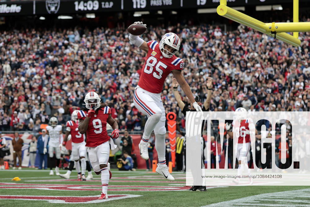 FOXBOROUGH, MA - OCTOBER 11: Hunter Henry 85 of the New England Patriots spikes the ball after scoring during a game between the New England Patriots and the Las Vegas Raiders on October 11, 2026, at Gillette Stadium in Foxborough, Massachusetts. (Photo by Fred Kfoury III Icon Sportswire) NFL, American Football Herren, USA OCT 11 Raiders at Patriots Icon482261011024