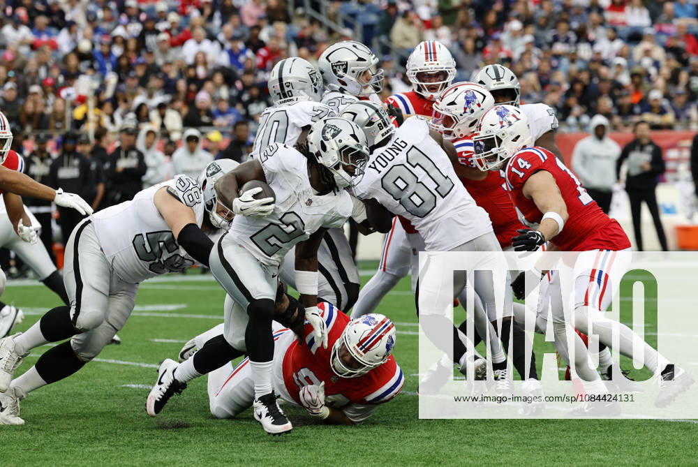 FOXBOROUGH, MA - OCTOBER 11: Ashton Jeanty 2 of the Las Vegas Raiders carries during a game between the New England Patriots and the Las Vegas Raiders on October 11, 2026, at Gillette Stadium in Foxborough, Massachusetts. (Photo by Fred Kfoury III Icon Sportswire) NFL, American Football Herren, USA OCT 11 Raiders at Patriots Icon482261011029