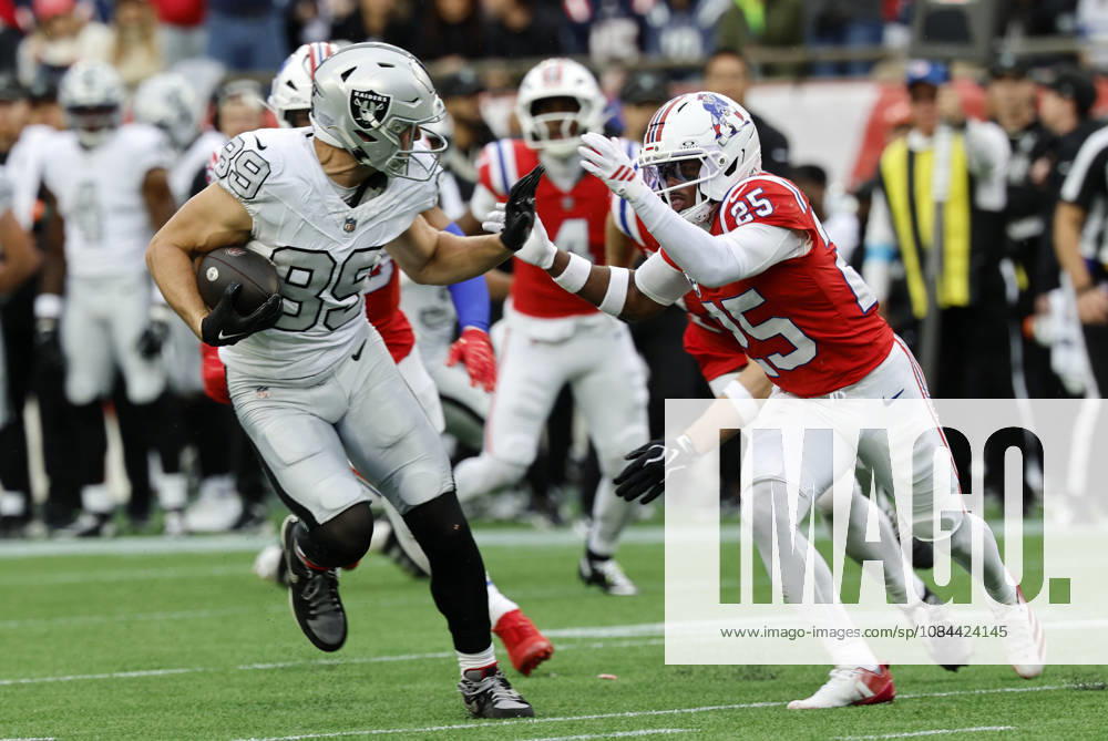 FOXBOROUGH, MA - OCTOBER 11: Brock Bowers 89 of the Las Vegas Raiders fends off Marcus Jones 25 of the New England Patriots during a game between the New England Patriots and the Las Vegas Raiders on October 11, 2026, at Gillette Stadium in Foxborough, Massachusetts. (Photo by Fred Kfoury III Icon Sportswire) NFL, American Football Herren, USA OCT 11 Raiders at Patriots Icon482261011032