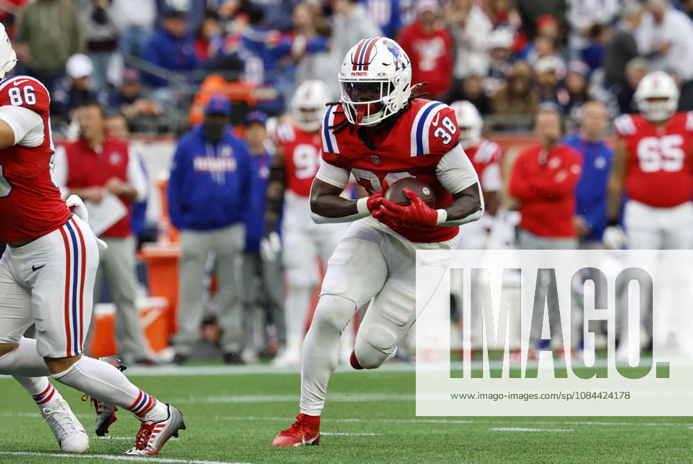 FOXBOROUGH, MA - OCTOBER 11: Rhamondre Stevenson 38 of the New England Patriots races to the outside during a game between the New England Patriots and the Las Vegas Raiders on October 11, 2026, at Gillette Stadium in Foxborough, Massachusetts. (Photo by Fred Kfoury III Icon Sportswire) NFL, American Football Herren, USA OCT 11 Raiders at Patriots Icon482261011041