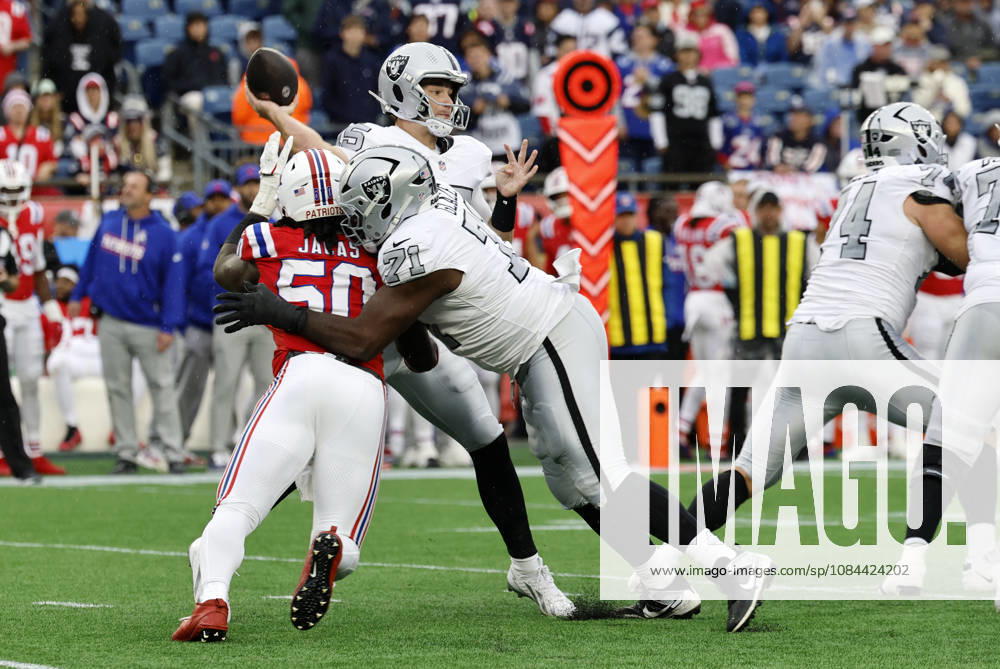 FOXBOROUGH, MA - OCTOBER 11: Fernando Mendoza 15 of the Las Vegas Raiders throws during a game between the New England Patriots and the Las Vegas Raiders on October 11, 2026, at Gillette Stadium in Foxborough, Massachusetts. (Photo by Fred Kfoury III Icon Sportswire) NFL, American Football Herren, USA OCT 11 Raiders at Patriots Icon482261011048