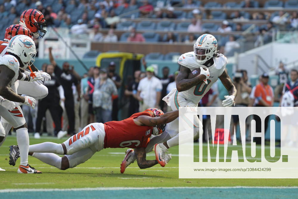 MIAMI GARDENS, FL - OCTOBER 11: Miami Dolphins running back Ollie Gordon II (0) tries to get into the end zone as Cincinnati Bengals safety Bryan Cook (6) makes the stop during the NFL, American Football Herren, USA game between the Cincinnati Bengals and the Miami Dolphins on Sunday, October 11, 2026 at Hard Rcok Stadium in Miami Gardens, FL (Photo by Peter Joneleit Icon Sportswire) NFL: OCT 11 Bengals at Dolphins Icon2601011012