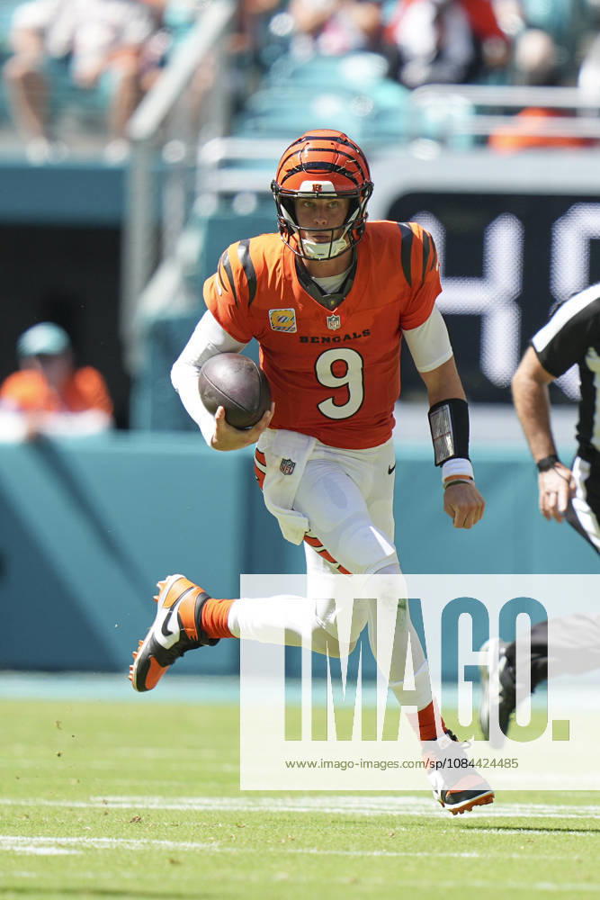 MIAMI GARDENS, FL - OCTOBER 11: Cincinnati Bengals quarterback Joe Burrow (9) scrambles with the ball during the NFL, American Football Herren, USA game between the Cincinnati Bengals and the Miami Dolphins on Sunday, October 11, 2026 at Hard Rcok Stadium in Miami Gardens, FL (Photo by Peter Joneleit Icon Sportswire) NFL: OCT 11 Bengals at Dolphins Icon2601011028